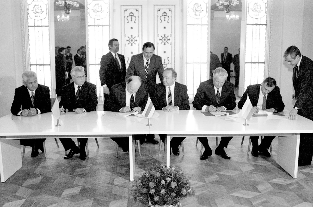 8 декабря 20 года. Ельцин Кравчук и Шушкевич Беловежское соглашение. Беловежская пуща Ельцин Кравчук и Шушкевич. Беловежские соглашения 1991 Ельцин Шушкевич. Соглашение в Беловежской пуще в 1991.